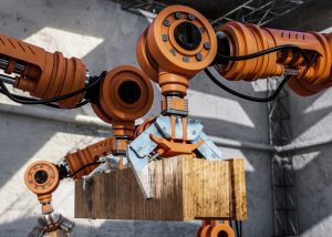 L'automazione industriale rappresenta ormai il cuore della produzione contemporanea: guidata da discipline quali l'informatica e l'elettronica. Nella foto, braccia robotiche che lavorano in una fabbrica intelligente.