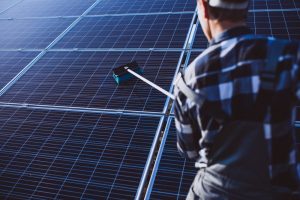 Un installatore di pannelli fotovoltaici vanta diverse competenze di natura sia scientifica che tecnico manuale. Nella foto,, un tecnico che sottopone dei pannelli fotovoltaici a un processo di pulizia.